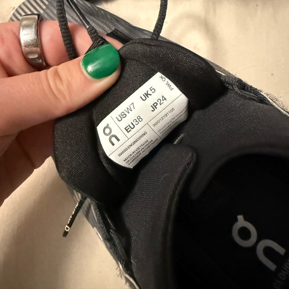 On cloudnova women’s size 7 shoes. Black - Picture 2 of 4